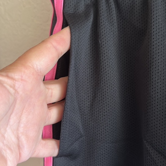 Adidas women’s athletic shorts with pockets Black with Pink stripes size L - Picture 4 of 9